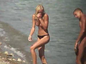 Guy splashes a topless girl with water Picture 8