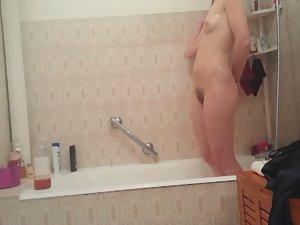 Naked daughter spied in the bathtub Picture 6