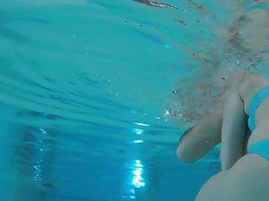 Peeping on clingy girlfriend underwater in the pool Picture 8
