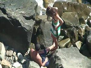 Creeping up on sex between the rocks Picture 2