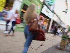 Unbelievable woman with long blond hair Picture 2