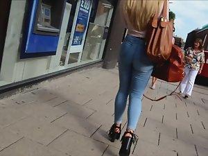 Unbelievable woman with long blond hair Picture 5