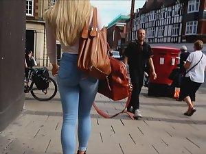 Unbelievable woman with long blond hair Picture 6