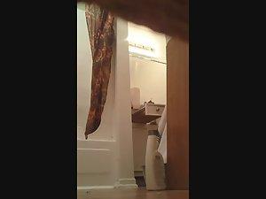 Voyeur spies his naked sister from below door Picture 6