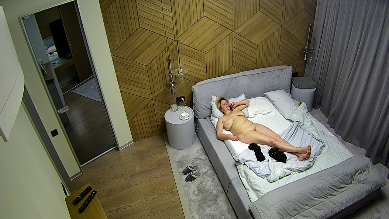 Peeping on naked mother in bedroom picture