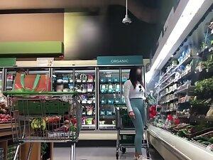 Girl with big booty is shopping for groceries Picture 8