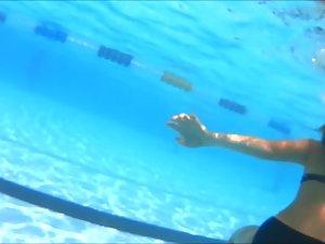 Teens caught while twerking in swimming pool Picture 1