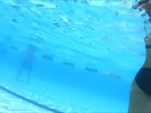 Teens caught while twerking in swimming pool Picture 2