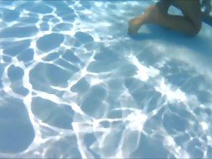 Teens caught while twerking in swimming pool Picture 5