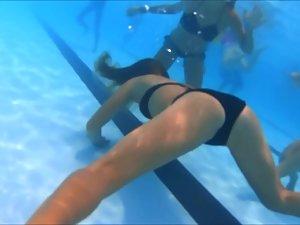 Teens caught while twerking in swimming pool Picture 6