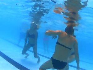 Teens caught while twerking in swimming pool Picture 8