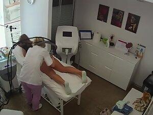 Spying on pale butt of a tanned woman during depilation Picture 1