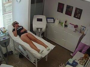 Spying on pale butt of a tanned woman during depilation Picture 2