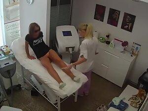 Spying on pale butt of a tanned woman during depilation Picture 4