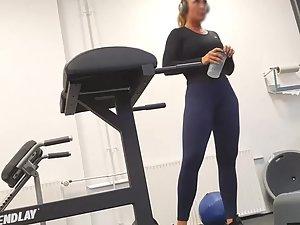 Peeping on sexy gym girl with body made for sin Picture 5