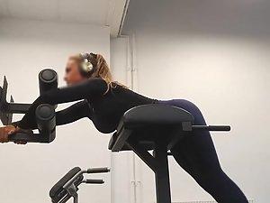 Peeping on sexy gym girl with body made for sin Picture 6