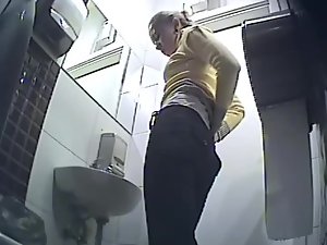 Little ass inspected in the toilet Picture 8