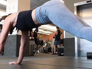 Fitness girl looks fuckable on all fours Picture 6