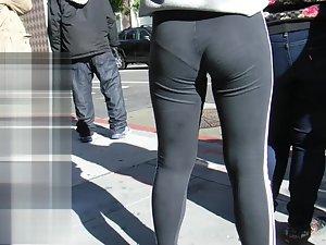 Tight round buttocks in ultra tight leggings Picture 2