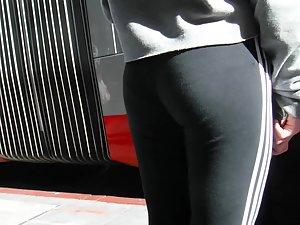 Tight round buttocks in ultra tight leggings Picture 4