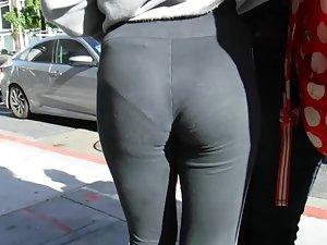 Tight round buttocks in ultra tight leggings Picture 6