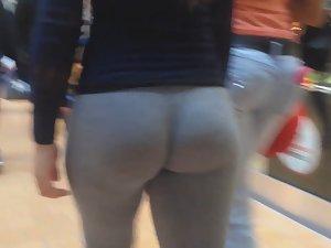 Big young butt cheeks wiggling freely Picture 1