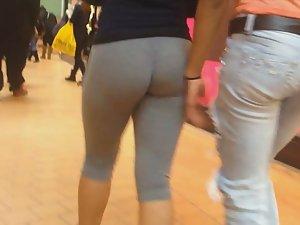 Big young butt cheeks wiggling freely Picture 3