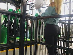 Super sexy girl in roller coaster line Picture 8