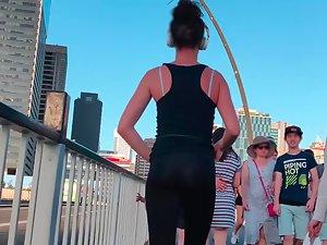 Thong and tight buttocks of sexy jogger Picture 1