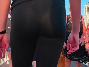 Thong and tight buttocks of sexy jogger Picture 2