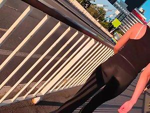 Thong and tight buttocks of sexy jogger Picture 5