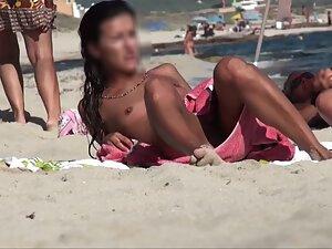 Stunning tanned nudist woman spreads her legs Picture 1