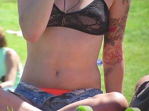 Sexy black lace bra spotted in a public park Picture 8