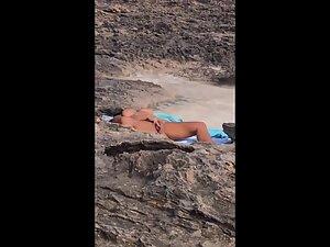 Nudist woman rubbing pussy is caught by beach voyeur Picture 2