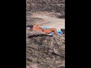 Nudist woman rubbing pussy is caught by beach voyeur Picture 5