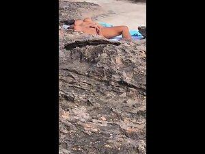 Nudist woman rubbing pussy is caught by beach voyeur Picture 6