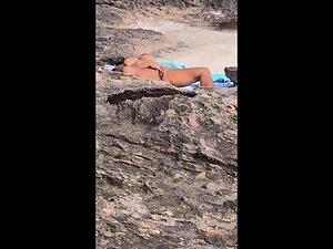 Nudist woman rubbing pussy is caught by beach voyeur Picture 8