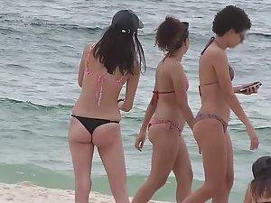 Two sexy lookalikes on the beach Picture 2