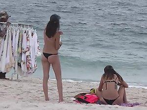 Two sexy lookalikes on the beach Picture 3
