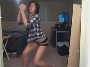 Stolen video of a dancing geeky girl Picture 1