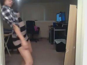 Stolen video of a dancing geeky girl Picture 6