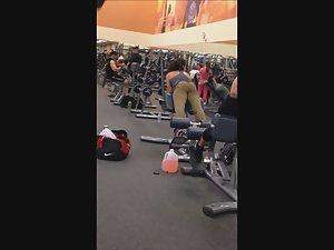 Spying on buns of steel in the gym Picture 1