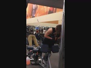 Spying on buns of steel in the gym Picture 4