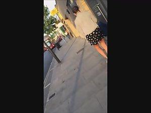 Wind reveals a hot round ass in upskirt Picture 3