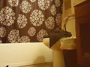 Peeping under door to see naked roommate Picture 3