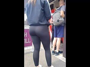 Fully visible ass and crack in cheap black leggings Picture 1