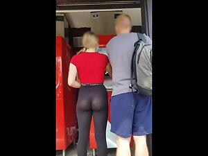 Fully visible ass and crack in cheap black leggings Picture 5