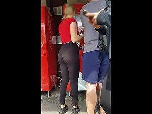 Fully visible ass and crack in cheap black leggings Picture 7