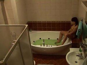 Girl's masturbation spied in a jacuzzi Picture 2