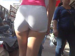 Dude got a trophy girlfriend Picture 2